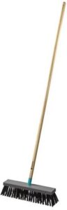 Gardena ClassicLine – szczotka do zamiatania ulicy z trzonkiem FSC 100% (17204-20)