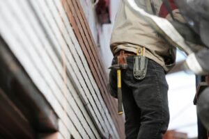 Ile zarabia pracownik budowlany? Przegląd zarobków w branży
